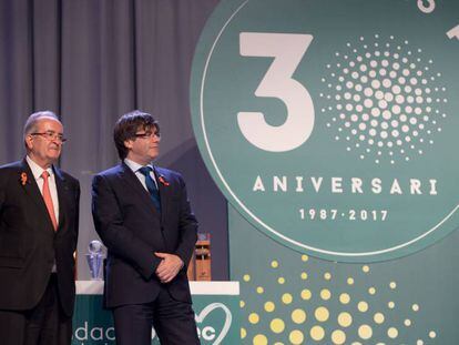 Carles Puigdemont (derecha), junto a Josep Gonzalez.