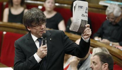 Puigdemont, amb un exemplar del 'New York Times', ahir al Parlament.