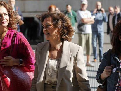Las negociadoras del PSOE, María Jesús Montero, Carmen Calvo y Adriana Lastra.
