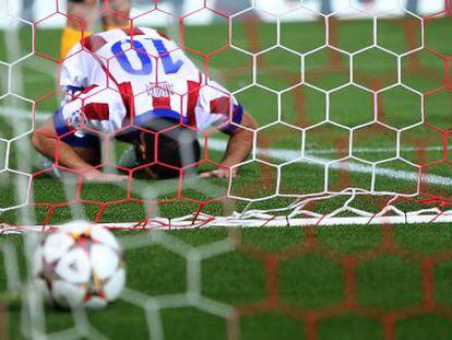 Arda Turan, tendido en el césped