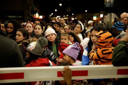 Migrantes, principalmente de Cuba, bloquean el puente fronterizo Paso del Norte, en Ciudad Juárez, México.