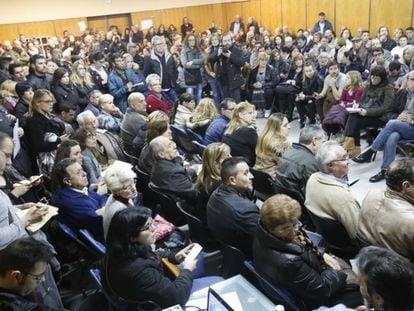 Assemblea de clients afectats a Sabadell.