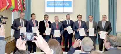 De izqda a dcha: Jordi Sais, concejal de Lloret de Mar; José Ortiz, alcalde de Torremolinos; José Miguel Rodríguez, primer edil de Adeje; Pere Granados, alcalde de Salou; Toni Pérez, regidor de Benidorm; José Julián Mena, alcalde de Arona; Alfonso Rodríguez, alcalde de Calviá y Marco Aurelio Pérez, primer edil de San Bartolomé de Tirajana.