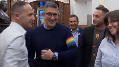 Un grupo de diputados socialistas entra en el Congreso con el brazalete arcoíris
