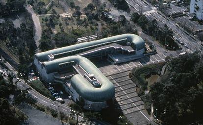 La biblioteca en Kitakyushu, uno de los máximos exponentes de la época Pop de Isozaki, concluida en 1974.