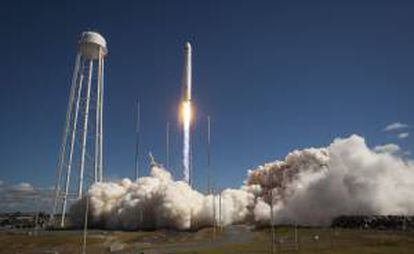 Fotografía cedida por la NASA, donde se muestra el despegue del cohete Antares de la Corporación Ciencias Orbitales, con la nave de carga Cygnus, el pasado miércoles 18 de septiembre de 2013, en la plataforma de lanzamiento Pad-0A, en Virginia (EE.UU.).