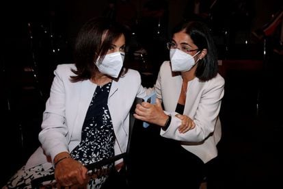 las ministras de Defensa, Margarita Robles (a la izquierda) y Sanidad, Carolina Darias.