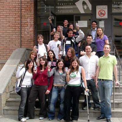 El equipo de testeo de eLens, en la puerta del Instituto Lacetània.