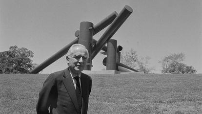 Alexander Liberman exhibió su escultura futurista de 55 toneladas titulada 'El Camino' en el Parque Internacional de Esculturas Laumeier en el condado de St. Louis, uno de los dos parques en Estados Unidos dedicados a la exposición al aire libre de escultura contemporánea.