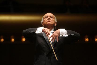 A los 84 años murió Maazel a consecuencia de una neumonía en el estado de Virginia, EE UU. El director de orquesta, nacido en París, fue además compositor y violinista. Dirigió a más de 150 orquestas, ofreció 5.000 conciertos y pudo grabar unos 300 trabajos de los mejores músicos de la historia.