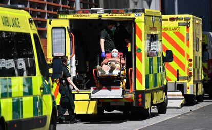 Un paciente de covid es trasladado al Hospital Royal London, en junio pasado.