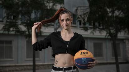 Ari Geli, fotografiada en una cancha de basket del barrio del Raval (Barcelona).