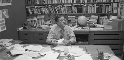Ben Bradlee en su oficina en 1971, un año antes del estallido del 'caso Watergate'.