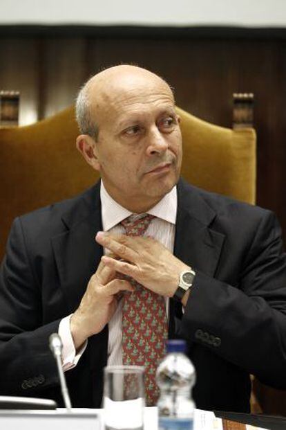 El ministro Wert durante una reunión con los rectores en julio.