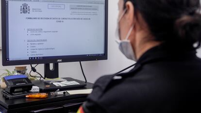 Una rastreadora del Ejército el formulario de recogida de datos de contactos estrechos de Covid-19 desde el Cuartel General de la Unidad Militar de Emergencias (UME).