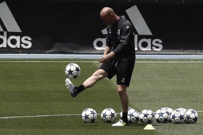 Zidane pelotea en el entrenamiento de este martes en Valdebebas. 