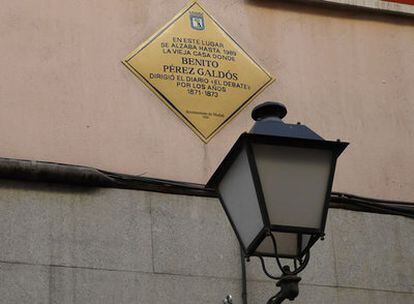 Placa dedicada a Galdós en la calle Fomento número 15 de Madrid