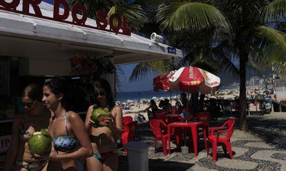 Bañistas en un bar de la playa de Ipanema.
