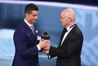Cristiano Ronaldo recibe el premio The Best de la FIFA. 