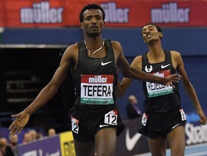 Samuel Tefera supera a Yomif Tejelcha para batir el récord del mundo de 1.500m.