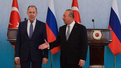 El ministro de Exteriores de Rusia, Serguéi Lavrov (izquierda) con su homólogo turco, Mevlut Cavusoglu, en Ankara el 8 de junio.