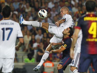 Pepe falla ante Xavi en el despeje que propici&oacute; el primer gol de Messi. 