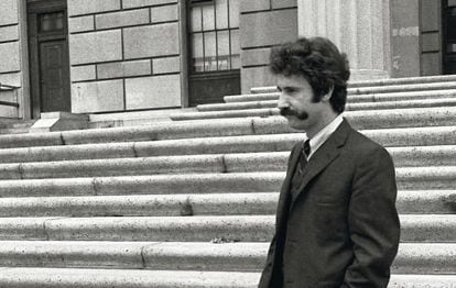 El entonces agente Serpico, en una imagen de 1970, abandonando los juzgados del Bronx tras testificar.