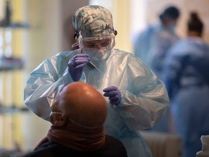 Una trabajadora sanitaria realiza un test de antígenos en un dispositivo de cribado masivo de antígenos para detectar positivos por coronavirus, en las instalaciones del Centro Cultural Los Pinos, en Alcorcón, Madrid.