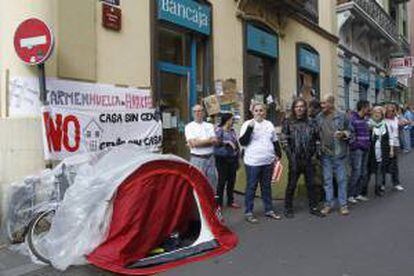 Imagen de Carmen Omaña, vecina de Tenerife que permanecía acampada en huelga de hambre ante una de las oficinas de la entidad bancaria Bnakia en la capital tinerfeña, ayer.