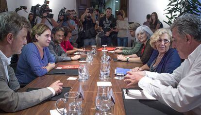 Ada Colau es reuneix a Barcelona amb vuit alcaldes del canvi.