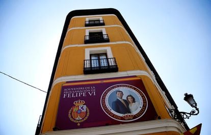 La fachada de un edificio adornada con la imagen de los Príncipes de Asturias un día antes de la proclamación de Felipe VI.