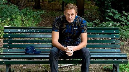 Alexéi Navalni sentado en un banco en Berlín en una imagen de su instagram publicada el pasado 23 de septiembre.
