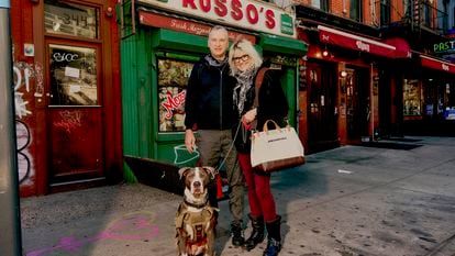 Karla y James Murray, junto con su perro Hudson, posan frente a la tienda de alimentación Italiana Russo’s, en el East Village de Nueva York, que aparecía en su libro Store Front: The Dissapearing Face of New York, publicado en 2008.