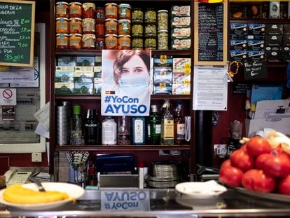 Cartel de apoyo a Isabel Díaz Ayuso en el bar "La Parroquia de Pablo" de Chamartín.