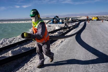Trabajadores realizan tareas de mantenimiento en la mina de litio de Albemarle, en el desierto de Atacama, el 17 de abril de 2023.