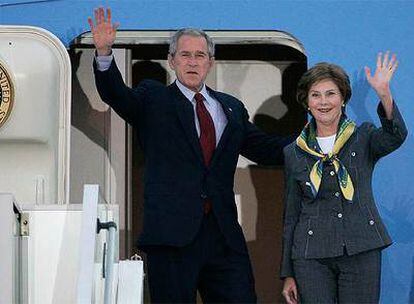 El presidente de los Estados Unidos George W. Bush y la primera dama Laura Bush saludan a su llegada al aeropuerto Ruzyne de Praga, República Checa