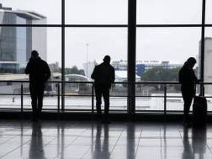 Varios pasajeros esperan en el Aeropuerto Internacional de Johannesburg.