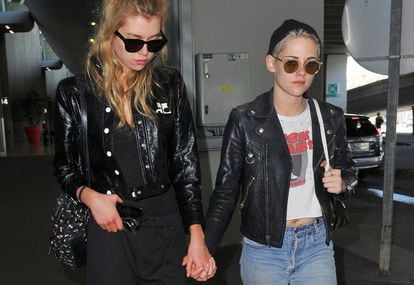 Stella Maxwell y Kristen Stewart en el aeropuerto de Paris este martes.