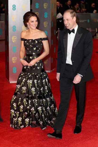 El príncipe Guillermo y Kate Middleton, invitados de honor en los Bafta. La duquesa de Cambridge volvió a confiar en Alexander McQueen con un diseño floral.