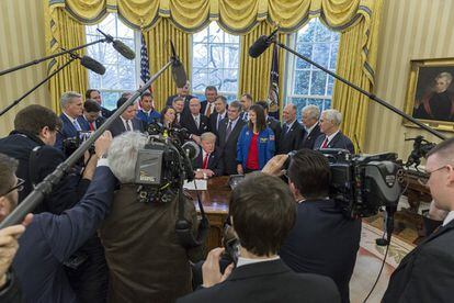 El presidente Donald Trump habla con la prensa el 21 de marzo de 2017 antes de firmar la Ley de Autorización de Transición de la Administración Nacional de Aeronáutica y Espacio S-422 en la Oficina Oval de la Casa Blanca.