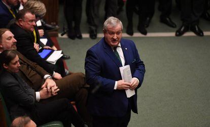 El portavoz del SNP, Ian Blackford, interviene en la Cámara de los Comunes desde su escaño.