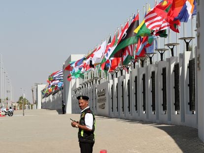 Un policía de tráfico de Egipto, a la entrada del centro de convenciones de Sharm el-Sheikh, donde se celebra la cumbre del clima.