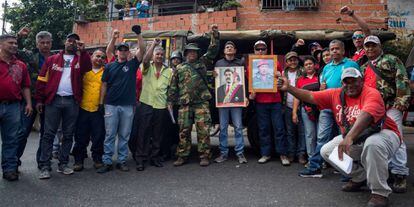 Seguidores de Nicolás Maduro posan durante una caravana de apoyo.