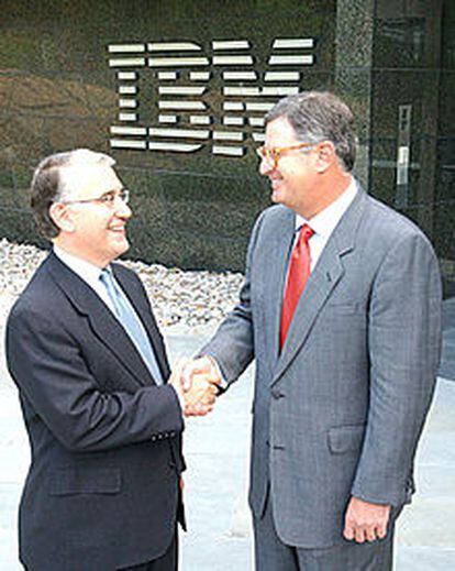 El director ejecutivo de IBM, Palmisano (d.), estrecha la mano a su homólogo de PricewaterhouseCoopers, DiPiazza, en la sede del gigante azul.