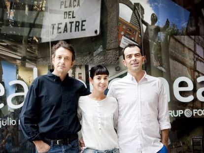 Ramon Madaula, Carlota Olcina y David Selvas, retratados junto al Romea.