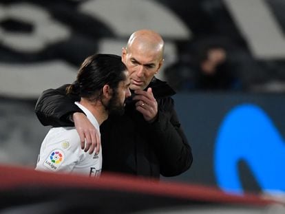 Zidane habla con Isco antes de que este salga contra el Athletic el pasado miércoles en Valdebebas.