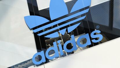 El logo de Adidas en Herzogenaurach, Alemania. REUTERS/Andreas Gebert/File Photo