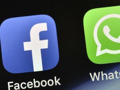 Iconos de Facebook y WhatsApp en un terminal.
