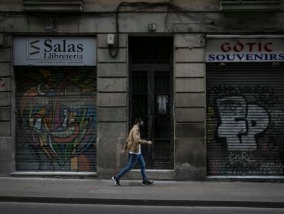 Comercios cerrados en en el barrio Gótico de Barcelona.