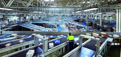 Interior del almacén logístico de El Corte Inglés en Valdemoro.